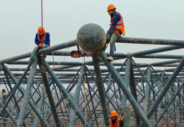 網(wǎng)架防腐施工中安全帶與防墜器的雙防墜保障